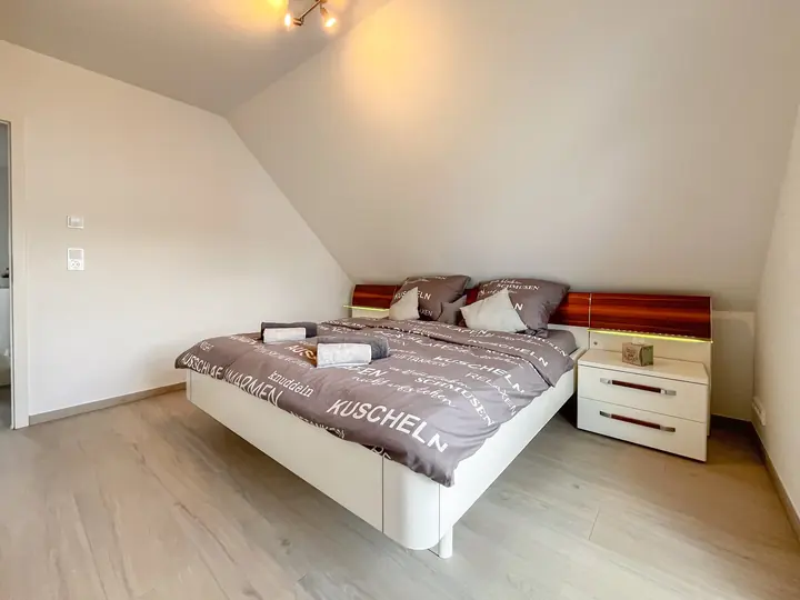 Geräumiges Hauptschlafzimmer aus seitlicher Perspektive