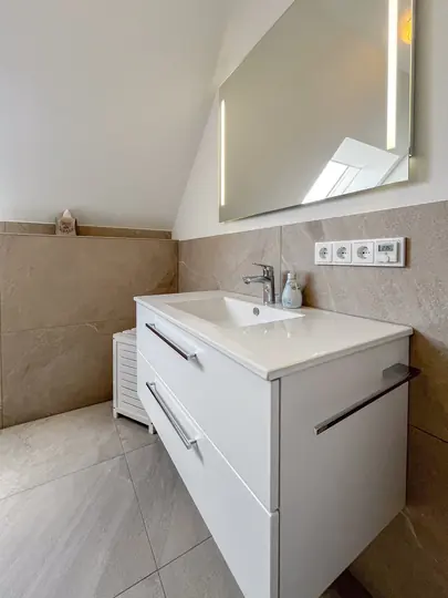 Moderner Waschtisch im hellen Badezimmer