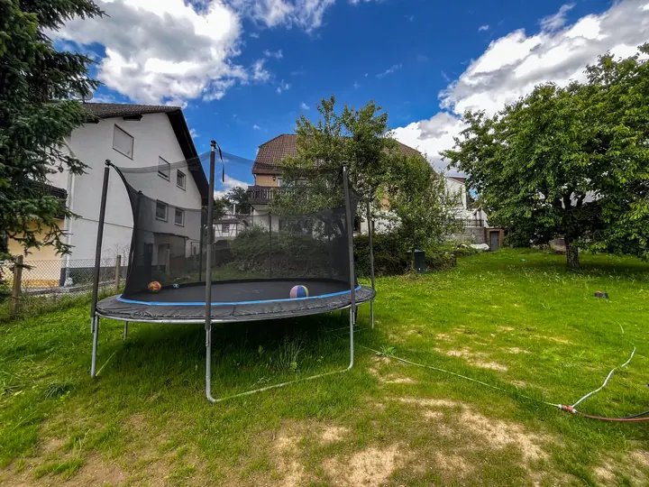 Großer Garten mit Trampolin und Rasenfläche